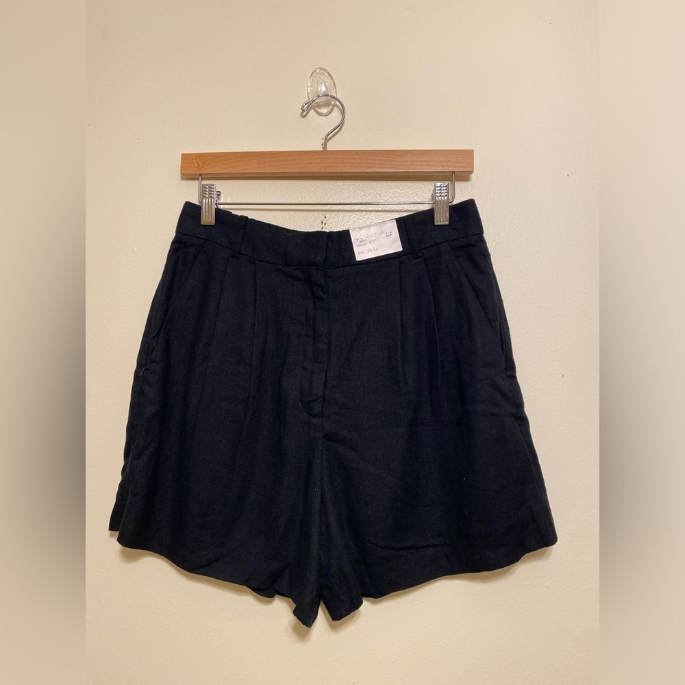 Abercrombie and Fitch Black Women's Pleated High-Waist Shorts. Size 28. New